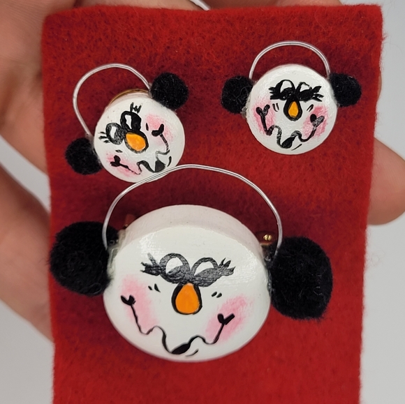 Handmade snowman wearing earmuffs toll painted Christmas winter earrings pin set - Picture 4 of 4